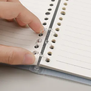 Cuaderno de hojas sueltas con anillos de plastico transparente y papel rayado para