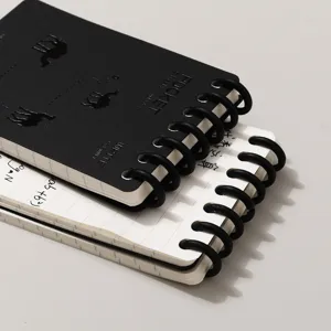 Cuaderno de espiral de bolsillo portátil con páginas rayadas y cubierta negra, ideal notas.