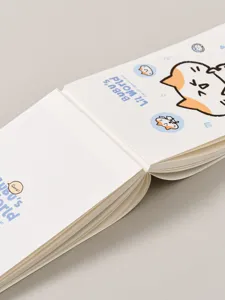 Dettaglio taccuino con disegno di gatto carino, piccolo blocco note portatile per studenti.