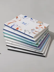 Une pile de carnets de notes mignons avec couvertures pailletées et dos colorés