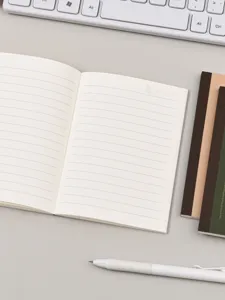 Carnet ligné A6 à plat avec reliure sans fil pour l'écriture quotidienne et les notes de bureau.