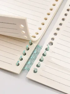Carnet a anneaux A5 avec anneaux transparents segmentes et pages lignes pour les etudiants.