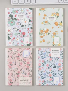 Detalle de cuaderno floral, libreta rayada estética bonita para la planificación diaria.