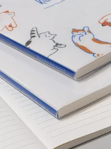 Gros plan sur la couverture scintillante en PVC avec des illustrations de chats