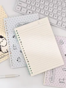 Vue détaillée d'un carnet à anneaux format A5 mignon avec motif de chat et pages lignées.