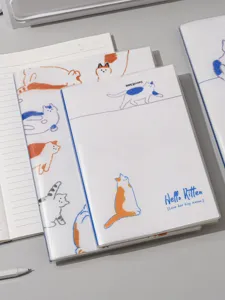 Gros plan sur l'illustration de chat et la couverture pailletée du carnet A5