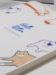 Vue macro de la couverture de carnet à thème chat avec fini pailleté et texte Hello Kitten