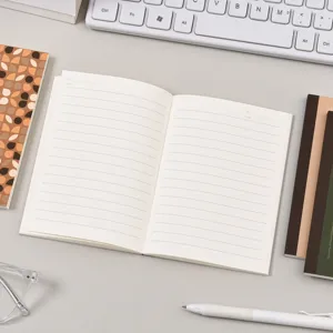 Carnet A6 à plat avec pages lignées, papeterie élégante pour la journalisation quotidienne.