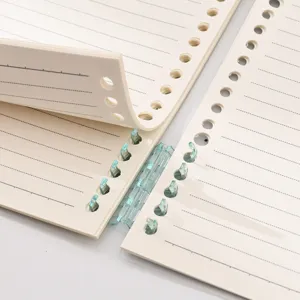 Carnet à anneaux A5 avec spirales en plastique segmentées, papier ligné beige pour étudiants.