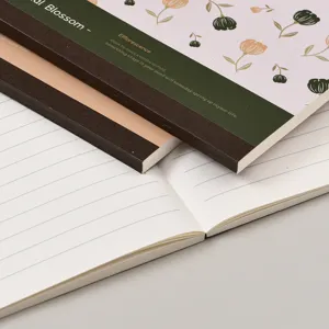 Carnet ligné esthétique avec design d'illustration florale, parfait pour votre journal quotidien.