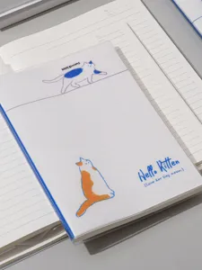 Détail d'un carnet avec des illustrations de chats mignons et le texte Hello Kitten.