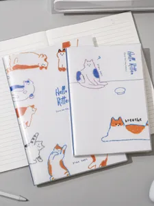 Détail des couvertures de carnet transparentes avec d'adorables chats dessinés.