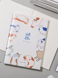 Gros plan de la couverture du carnet chat avec paillettes et texte Hello Kitten