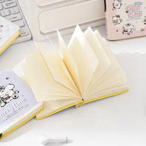 Schattig zaknotitieboekje memoblok gele kaft briefpapier op bureau decoratie display mooie.