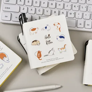 Quaderno tascabile con illustrazione di gatto e porta penna per appunti scolastici.