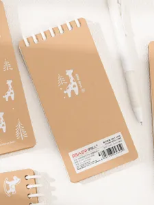 Petit carnet en papier kraft avec couverture girafe, pages intérieures lignées, 80 feuilles.