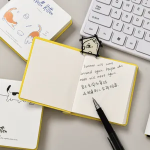 Mini tascabile quaderno giallo con copertina e portapenne per appunti quotidiani.
