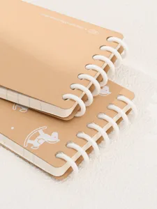 Carnet de notes à spirale en papier kraft avec pages lignées et anneaux blancs pour bureau.