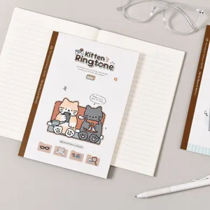 Simpatico taccuino A5 a righe con gattino carino, perfetto per appunti di studio e note quotidiane.