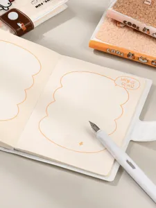 Quaderno in peluche carino con copertina soffice per diario quotidiano e note di studio.