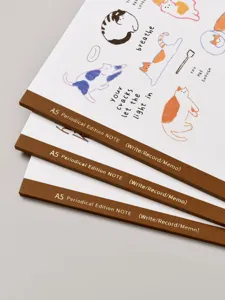 Détail carnet A5 mignon illustration chat, reliure toilée marron, parfait pour étudiants et école.