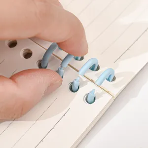 Cuaderno de hojas sueltas B5 con anillas de plástico desmontables y papel rayado para estudiantes.