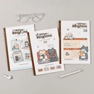 Simpatico quaderno B5 con illustrazioni di gatti, ideale per studenti e scrittura quotidiana.