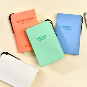 Vista detallada de mini cuadernos portátiles en varios colores con práctico portalápices.