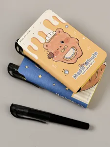 Detailweergave van schattige zaknotitieboekjes met bakbeer- en sterpatronen