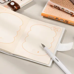 Simpatico taccuino in peluche con design soffice, blocco per appunti con penna e pagine.