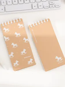 Carnet de notes de poche marron en spirale avec joli motif de cheval à bascule pour usage quotidien.