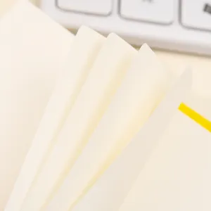 Vista de primer plano detallada de páginas de papel crema de alta calidad para cuaderno.
