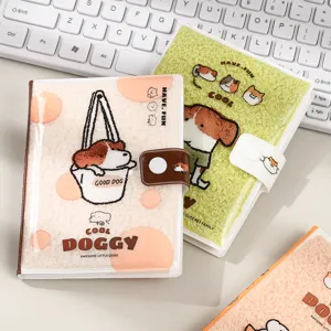 Quaderno in peluche carino con design di cane e chiusura magnetica, ideale per studenti.