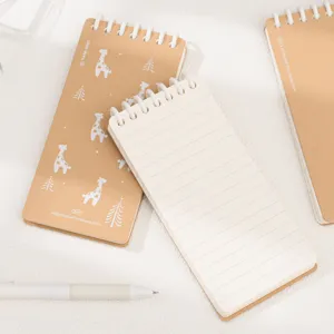 Carnet de notes de poche spirale portable avec joli motif girafe et pages lignées.