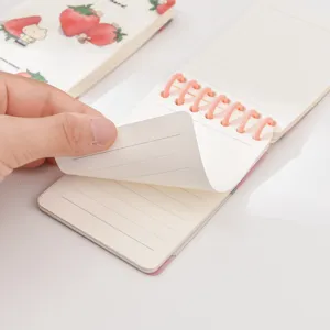 Cuaderno de espiral A7 portátil con bonita portada de fresa y páginas rayadas para notas.