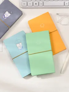Gros plan sur des carnets de notes colorés avec motif de chat et thé au lait mignon