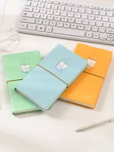 Détail de carnets mignons sur le thème du chat et du thé au lait en trois couleurs