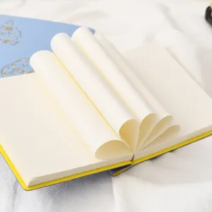 Cuaderno para estudiantes creativo con páginas plegadas artísticas y cubierta amarilla escolar.