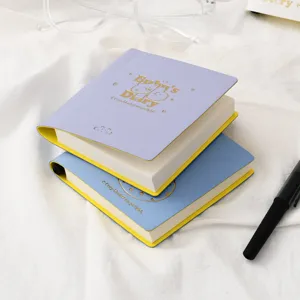 Bonito cuaderno de bolsillo diario con portalápices práctico y diseño de gato adorable.