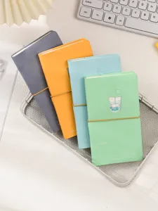 Détail de carnets colorés avec des illustrations de chats au thé au lait mignons