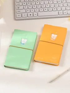 Détail du carnet de notes chat thé au lait avec fermeture élastique et design mignon