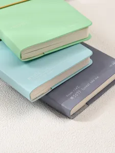Vue détaillée de carnets colorés empilés avec un design de texte thème thé au lait