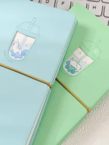 Gros plan sur la couverture du carnet chat thé au lait avec fenêtre et bande élastique