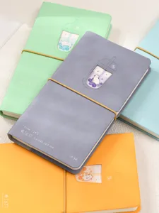 Vue détaillée d'agendas colorés thème chat thé au lait avec élastiques et fenêtres.