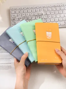 Gros plan de quatre journaux chat thé au lait colorés avec bandes