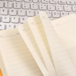 Carnet de notes ligné minimaliste avec sections date et titre sur papier crème premium