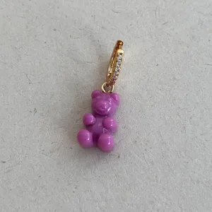 Dettaglio orecchino a forma di orsetto viola con cerchio d'oro e zirconi