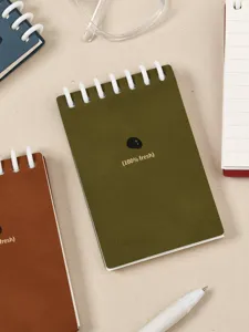Agenda tascabile A7 con copertina in similpelle e design minimalista per appunti quotidiani.