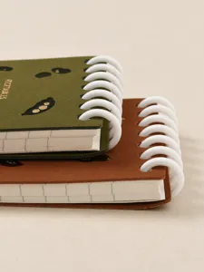 Taccuino a spirale formato A7 tascabile con copertina in ecopelle e pagine interne a righe.