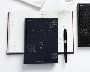 Carnet de notes poétique relié en détail, design littéraire minimaliste pour l'écriture quotidienne.